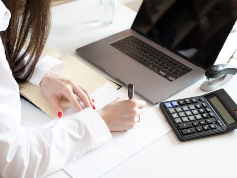 Professionista al lavoro su documenti contabili