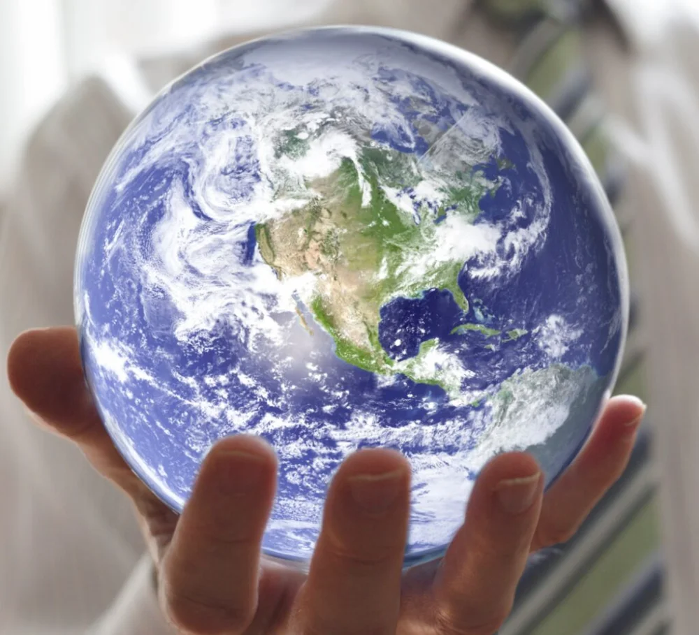 Un professionista sostiene un globo nella mano